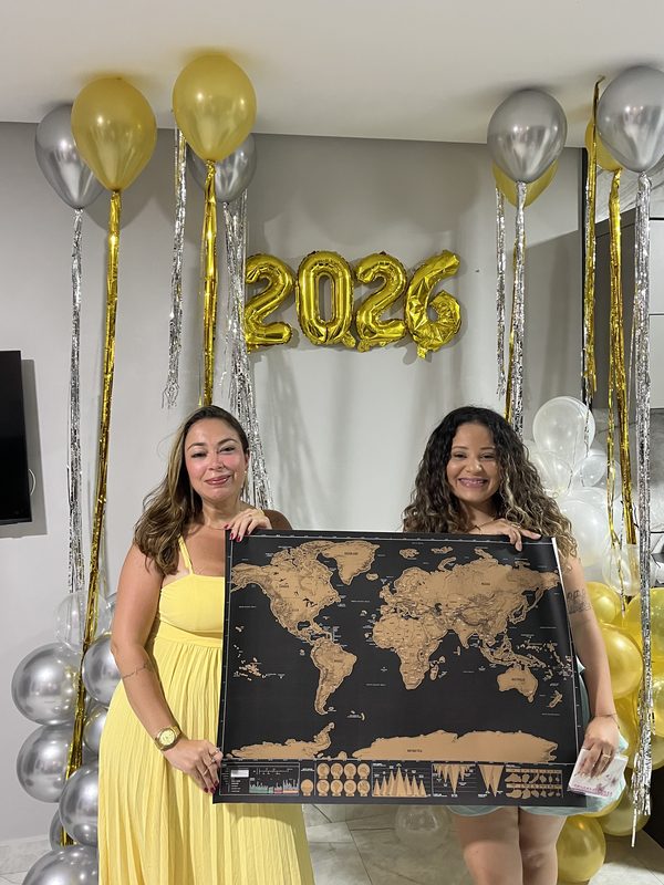 Érika e Iara juntas segurando um mapa-múndi