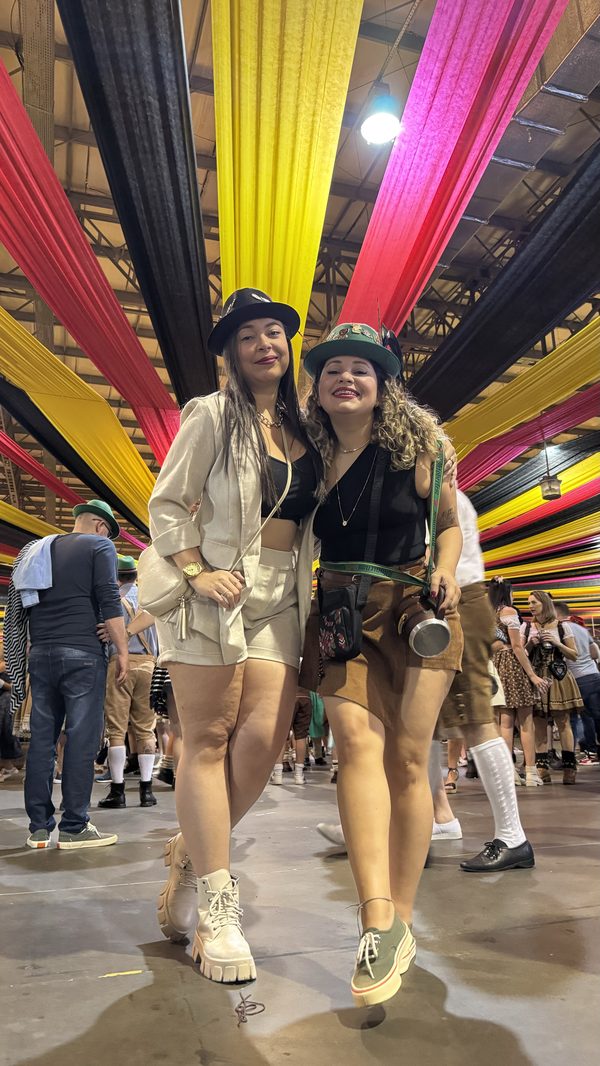 Érika e Iara juntas em uma viagem, sob uma decoração colorida